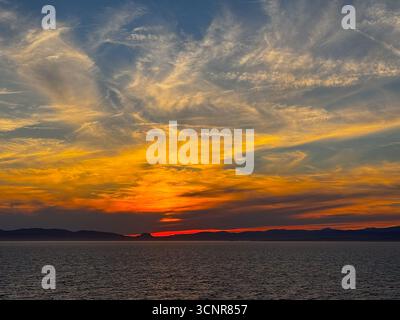 Saint Tropez, France - 13 juillet 2024 : coucher de soleil spectaculaire au-dessus de la côte de Saint Tropez Banque D'Images