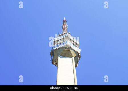 La célèbre tour Avala de Belgrade avec antennes de communication. Monument de radiodiffusion serbe et symbole architectural. Symbole de l'infrastructure multimédia Banque D'Images