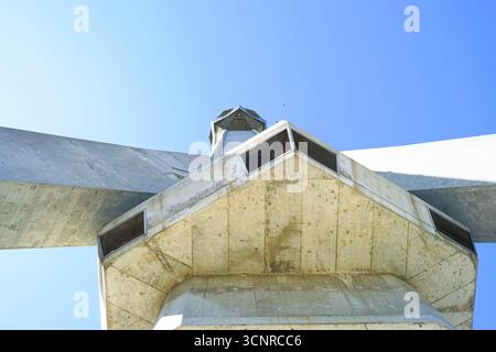 Architecture de la Tour Avala, monument emblématique de Belgrade (Serbie). Design minimaliste brutaliste. Infrastructure de télécommunications de l'ère yougoslave Banque D'Images