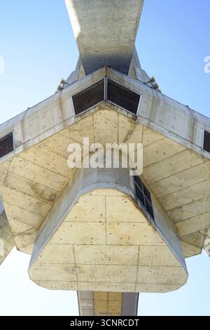 Tour Avala, Belgrade : impressionnante structure en béton soulignant l'excellence de l'ingénierie. Techniques de construction modernistes et design emblématique Banque D'Images