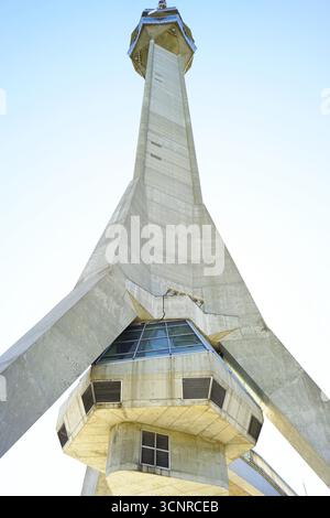 Tour Avala - symbole de l'identité de la ville de Belgrade. Concept d'exploration urbaine, de tourisme architectural, de modernisme yougoslave et de connectivité numérique Banque D'Images