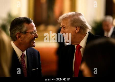 Le président Donald J. Trump partage une conversation avec Warren Stephens, ambassadeur à la Cour des services James, lors d’une réception. Londres, Angleterre. 17 septembre 2025. Image reproduite avec l'aimable autorisation de la Maison Blanche. Banque D'Images