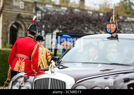 La reine Camilla Steps from a State Bentley en tant que personnel de maison royal en livrée cérémonielle la salue à son arrivée au château de Windsor à Windsor, en Angleterre, pour une cérémonie militaire de retraite battante et un vol des flèches rouges de la RAF lors de la visite d'État du président américain Donald J. Trump. Septembre 2025. Image reproduite avec l'aimable autorisation de la Maison Blanche. Banque D'Images