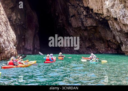 Ces kayakistes de mer embrassent le frisson, faisant de chaque vague une histoire digne d'être partagée. Arequipa Pérou Banque D'Images