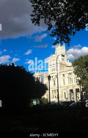 Madrid, Espagne, 22 septembre 2025 : vue de la façade principale de l'Hôtel de ville de Madrid pendant l'automne arrive en Espagne, le 22 septembre 2025, à Madrid, Espagne. Crédit : Alberto Brevers / Alamy Live News. Banque D'Images