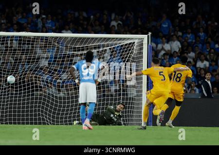 Napoli, Italie. 22 septembre 2025. M'Bala Nzola de Pise marque contre napoli au penalty lors du match de Serie A entre napoli et Pise au stade Diego Armando Maradona à Naples, dans le sud de l'italie - lundi 22 septembre 2025. Sport - Soccer . (Photo de Alessandro Garofalo/LaPresse) crédit : LaPresse/Alamy Live News Banque D'Images