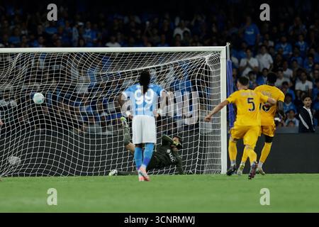 Napoli, Italie. 22 septembre 2025. M'Bala Nzola de Pise marque contre napoli au penalty lors du match de Serie A entre napoli et Pise au stade Diego Armando Maradona à Naples, dans le sud de l'italie - lundi 22 septembre 2025. Sport - Soccer . (Photo de Alessandro Garofalo/LaPresse) crédit : LaPresse/Alamy Live News Banque D'Images