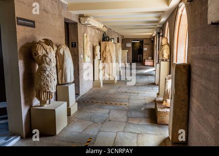 CORINTHE ANTIQUE, GRÈCE - 5 AOÛT 2021 : sculptures dans le Musée archéologique de Corinthe antique, Grèce Banque D'Images