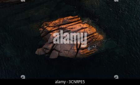 Photo drone d'une petite île rocheuse en Sardaigne, Italie Banque D'Images