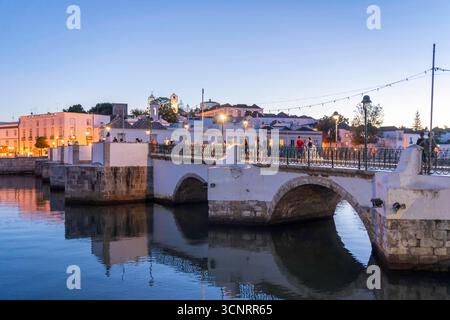 Die siebenbogige Brücke über den Rio Gilao, in Tavira, Altstadt, im Osten der Algarve, Portugal Tavira *** le pont à sept voûtes sur le Rio Gilao, in Tavira, vieille ville, à l'est de l'Algarve, Portugal Tavira Banque D'Images