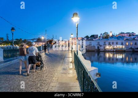 Die siebenbogige Brücke über den Rio Gilao, in Tavira, Altstadt, im Osten der Algarve, Portugal Tavira *** le pont à sept voûtes sur le Rio Gilao, in Tavira, vieille ville, à l'est de l'Algarve, Portugal Tavira Banque D'Images