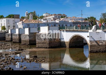 Die siebenbogige Brücke über den Rio Gilao, in Tavira, Altstadt, im Osten der Algarve, Portugal Tavira *** le pont à sept voûtes sur le Rio Gilao, in Tavira, vieille ville, à l'est de l'Algarve, Portugal Tavira Banque D'Images