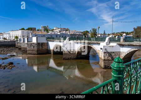 Die siebenbogige Brücke über den Rio Gilao, in Tavira, Altstadt, im Osten der Algarve, Portugal Tavira *** le pont à sept voûtes sur le Rio Gilao, in Tavira, vieille ville, à l'est de l'Algarve, Portugal Tavira Banque D'Images