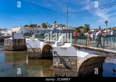 Die siebenbogige Brücke über den Rio Gilao, in Tavira, Altstadt, im Osten der Algarve, Portugal Tavira *** le pont à sept voûtes sur le Rio Gilao, in Tavira, vieille ville, à l'est de l'Algarve, Portugal Tavira Banque D'Images