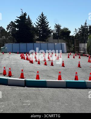 Piste de karting extérieure avec cônes de sécurité orange aménagés pour la pratique et l'entraînement Banque D'Images
