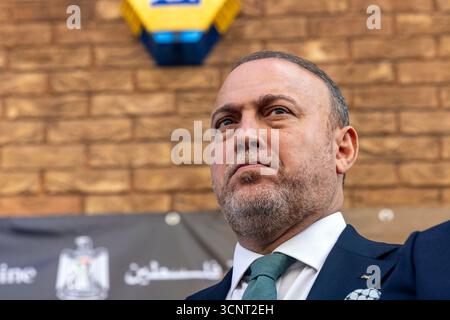 Londres, Royaume-Uni. 22 septembre 2025. Londres, Royaume-Uni — aujourd’hui, le Dr Husam Zomlot, chef de la mission palestinienne au Royaume-Uni, a dévoilé le drapeau palestinien lors d’une cérémonie historique qui a suivi la reconnaissance officielle de l’État de Palestine par le gouvernement britannique. Cet événement marque un moment historique dans les relations entre le Royaume-Uni et la Palestine. Le Dr Husam Zomlot s'adresse aux dignitaires et à la presse. Crédit : Abdullah Bailey/Alamy Live News Banque D'Images