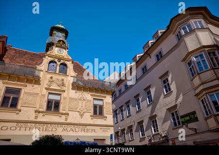 Architecture historique du Landhaus et de la Tour Glockenspiel dans la vieille ville de Graz Banque D'Images