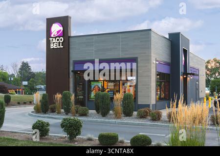 New Hartford, NY - 8 août 2025 : Taco Bell, est une chaîne américaine de restaurants fast-food connue pour sa cuisine d'inspiration mexicaine. Fondée en 1962 Banque D'Images