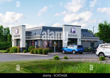 Rome, NY - 20 juillet 2025 : View of Taco Bell, est une chaîne américaine de restaurants fast-food connue pour sa cuisine d'inspiration mexicaine. Fondée en 196 Banque D'Images