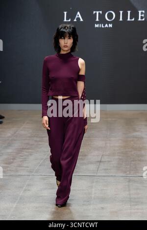 Londres, Royaume-Uni, le 21 septembre 2025, c'est le quatrième jour de la Fashion week de Londres avec la toile Designs au Fashion Scout. La toile Milan est une marque de mode née du rêve partagé de deux créatifs qui voulaient fusionner l’art, l’autonomisation des femmes et la tradition de l’artisanat italien. Andrew Lalchan Photography/Alamy Live News Banque D'Images