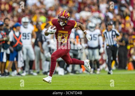 Landover, Maryland, États-Unis. 21 septembre 2025. Le récepteur Wide des Washington Commanders Jaylin Lane (83) retourne le punt du joueur des Las Vegas Raiders AJ Cole (6) pour un touchdown pendant le match entre les Las Vegas Raiders et les Washington Commanders joué à Landover, Maryland. Cory Royster/Cal Sport Media/Alamy Live News Banque D'Images