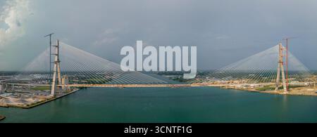 Vue panoramique du pont international Gordie Howe nouvellement construit à travers la frontière américaine et canadienne sur la rivière Detroit près de Windsor, Ontario Banque D'Images