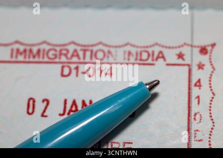Vue rapprochée du timbre d'entrée et de sortie de l'Inde sur le passeport par les autorités indiennes de l'immigration. Banque D'Images
