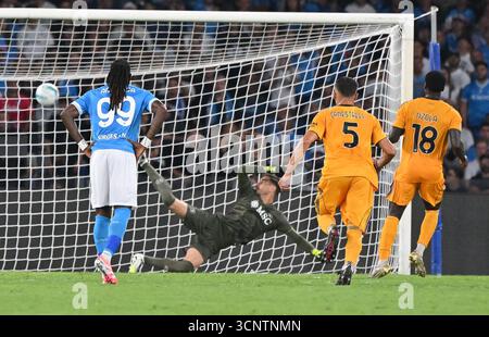 Naples, Italie. 22 septembre 2025. M'Bala Nzola de Pise (1er R) marque lors d'un match de football de série A entre Napoli et Pise à Naples, Italie, le 22 septembre 2025. Crédit : Alberto Lingria/Xinhua/Alamy Live News Banque D'Images