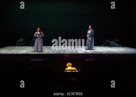 Malaga, Espagne. 22 septembre 2025. Les acteurs se produisent sur scène lors d'une répétition de la pièce 'Tristan und Isolde' (Tristan et Isolde) au théâtre Cervantes. La pièce musicale Tristan and Isolde raconte l'histoire d'un amour interdit entre le chevalier Tristan et la princesse irlandaise Isolde au destin fatal. Tristan et Isolde est une production musicale du Théâtre Cervantes, qui sera sur scène du 25 au 28 septembre. Crédit : SOPA images Limited/Alamy Live News Banque D'Images