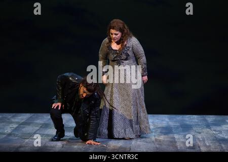 Malaga, Espagne. 22 septembre 2025. Les acteurs se produisent sur scène lors d'une répétition de la pièce 'Tristan und Isolde' (Tristan et Isolde) au théâtre Cervantes. La pièce musicale Tristan and Isolde raconte l'histoire d'un amour interdit entre le chevalier Tristan et la princesse irlandaise Isolde au destin fatal. Tristan et Isolde est une production musicale du Théâtre Cervantes, qui sera sur scène du 25 au 28 septembre. Crédit : SOPA images Limited/Alamy Live News Banque D'Images