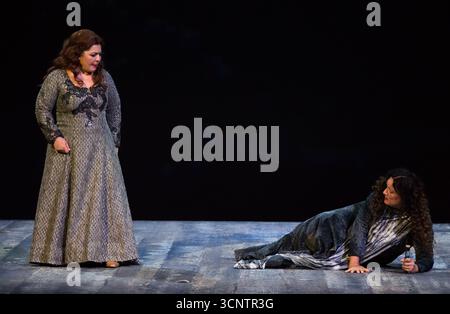 Malaga, Espagne. 22 septembre 2025. Les acteurs se produisent sur scène lors d'une répétition de la pièce 'Tristan und Isolde' (Tristan et Isolde) au théâtre Cervantes. La pièce musicale Tristan and Isolde raconte l'histoire d'un amour interdit entre le chevalier Tristan et la princesse irlandaise Isolde au destin fatal. Tristan et Isolde est une production musicale du Théâtre Cervantes, qui sera sur scène du 25 au 28 septembre. Crédit : SOPA images Limited/Alamy Live News Banque D'Images