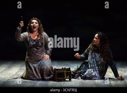 Malaga, Espagne. 22 septembre 2025. Les acteurs se produisent sur scène lors d'une répétition de la pièce 'Tristan und Isolde' (Tristan et Isolde) au théâtre Cervantes. La pièce musicale Tristan and Isolde raconte l'histoire d'un amour interdit entre le chevalier Tristan et la princesse irlandaise Isolde au destin fatal. Tristan et Isolde est une production musicale du Théâtre Cervantes, qui sera sur scène du 25 au 28 septembre. Crédit : SOPA images Limited/Alamy Live News Banque D'Images