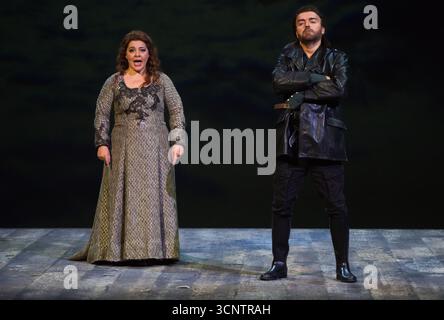 Malaga, Espagne. 22 septembre 2025. Les acteurs se produisent sur scène lors d'une répétition de la pièce 'Tristan und Isolde' (Tristan et Isolde) au théâtre Cervantes. La pièce musicale Tristan and Isolde raconte l'histoire d'un amour interdit entre le chevalier Tristan et la princesse irlandaise Isolde au destin fatal. Tristan et Isolde est une production musicale du Théâtre Cervantes, qui sera sur scène du 25 au 28 septembre. (Photo de Jesus Merida/SOPA images/SIPA USA) crédit : SIPA USA/Alamy Live News Banque D'Images