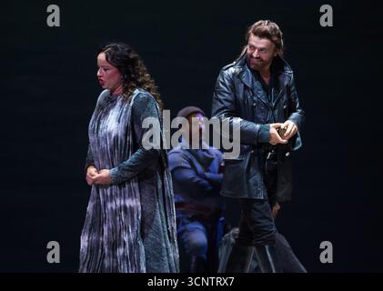 Malaga, Espagne. 22 septembre 2025. Les acteurs se produisent sur scène lors d'une répétition de la pièce 'Tristan und Isolde' (Tristan et Isolde) au théâtre Cervantes. La pièce musicale Tristan and Isolde raconte l'histoire d'un amour interdit entre le chevalier Tristan et la princesse irlandaise Isolde au destin fatal. Tristan et Isolde est une production musicale du Théâtre Cervantes, qui sera sur scène du 25 au 28 septembre. (Photo de Jesus Merida/SOPA images/SIPA USA) crédit : SIPA USA/Alamy Live News Banque D'Images