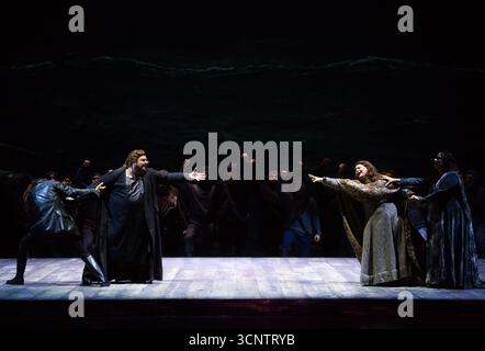 Malaga, Espagne. 22 septembre 2025. Les acteurs se produisent sur scène lors d'une répétition de la pièce 'Tristan und Isolde' (Tristan et Isolde) au théâtre Cervantes. La pièce musicale Tristan and Isolde raconte l'histoire d'un amour interdit entre le chevalier Tristan et la princesse irlandaise Isolde au destin fatal. Tristan et Isolde est une production musicale du Théâtre Cervantes, qui sera sur scène du 25 au 28 septembre. (Photo de Jesus Merida/SOPA images/SIPA USA) crédit : SIPA USA/Alamy Live News Banque D'Images