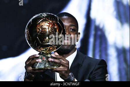 Paris, France. 22 septembre 2025. Le joueur français du Paris Saint-Germain Ousmane Dembele pose avec son trophée lors de la cérémonie de remise des prix ballon d'Or France Football 2025 au Théâtre du Châtelet à Paris, France, le 22 septembre 2025. Crédit : Gao Jing/Xinhua/Alamy Live News Banque D'Images