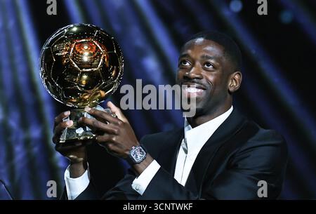Paris, France. 22 septembre 2025. Le joueur français du Paris Saint-Germain Ousmane Dembele pose avec son trophée lors de la cérémonie de remise des prix ballon d'Or France Football 2025 au Théâtre du Châtelet à Paris, France, le 22 septembre 2025. Crédit : Gao Jing/Xinhua/Alamy Live News Banque D'Images