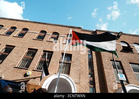Londres, Grande-Bretagne. 22 septembre 2025. Un drapeau palestinien est vu à la porte de la Mission de Palestine au Royaume-Uni à Londres, Grande-Bretagne, 22 septembre 2025. Le premier ministre britannique Keir Starmer a annoncé dimanche que la Grande-Bretagne avait officiellement reconnu l'État de Palestine, affirmant son soutien au "droit du peuple palestinien à l'autodétermination" et à la solution à deux États. Crédit : Zhao Jiasong/Xinhua/Alamy Live News Banque D'Images