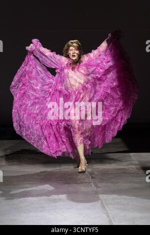 Londres, Royaume-Uni. 22 septembre 2025. LONDRES, ROYAUME-UNI - 22 SEPTEMBRE 2025 : un mannequin marche sur la piste lors du défilé Ashish Spring/ Summer 2026 'Fresh Hell' à la London Fashion week à Londres, Royaume-Uni, le 22 septembre 2025. (Photo de Wiktor Szymanowicz/NurPhoto) crédit : NurPhoto SRL/Alamy Live News Banque D'Images