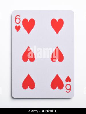 Six de cœurs à jouer carte, isolé sur fond blanc Banque D'Images