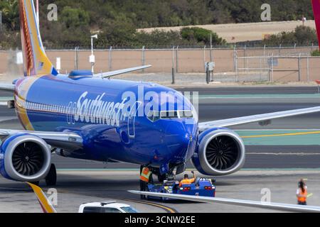 San Diego, Californie États-Unis - 11 septembre 2025 : le Boeing 737 de Southwest Airlines est repoussé par un remorqueur avec équipage au sol à San Diego International Air Banque D'Images