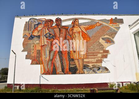 Mur soviétique sur un bâtiment à Karaganda, Kazakhstan Banque D'Images