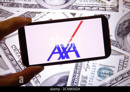 Pologne. 21 septembre 2025. Sur cette illustration photo, le logo de la société AXA est affiché sur l'écran d'un smartphone. Crédit : SOPA images Limited/Alamy Live News Banque D'Images