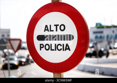 Tarifa, Espagne. 21 septembre 2025. Le lettrage 'Alto Policia' peut être vu sur un panneau de signalisation à un poste de contrôle de la 'Policía Portuaria de Tarifa' dans le port de Tarifa (province de Cadix, Andalousie, Espagne) le 21 septembre 2025. (image symbolique, photo symbolique, illustration, photo symbolique, photo illustrative, image thème, image générale, photo thème) crédit : Matthias Balk/dpa/Alamy Live News Banque D'Images