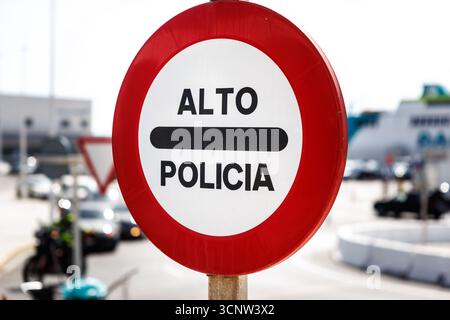 Tarifa, Espagne. 21 septembre 2025. Le lettrage 'Alto Policia' peut être vu sur un panneau de signalisation à un poste de contrôle de la 'Policía Portuaria de Tarifa' dans le port de Tarifa (province de Cadix, Andalousie, Espagne) le 21 septembre 2025. (image symbolique, photo symbolique, illustration, photo symbolique, photo illustrative, image thème, image générale, photo thème) crédit : Matthias Balk/dpa/Alamy Live News Banque D'Images