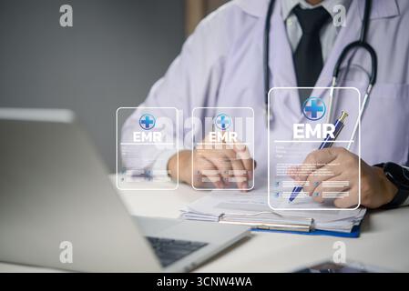 Médecin travaillant sur le système EMR avec des données médicales numériques, la technologie de la santé, les dossiers électroniques et le concept de télémédecine pour la gestion moderne des hôpitaux Banque D'Images