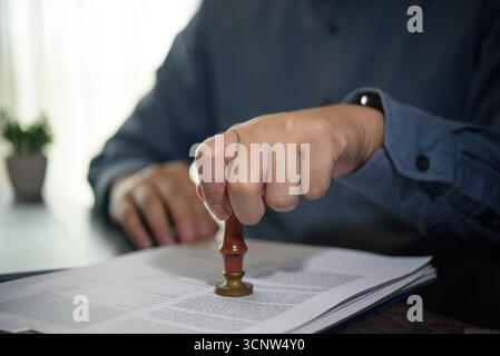 Gros plan du document officiel estampillé à la main pour approbation. Contrat commercial, certification et processus d'autorisation montrant le papier juridique et la confirmation Banque D'Images