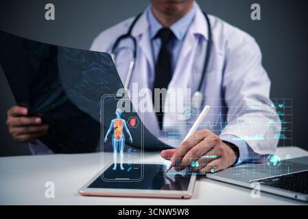Médecin utilisant la tablette avec l'affichage médical HUD, la télémédecine et les diagnostics ai.concept de technologie de santé avec médecin analysant les données du patient smar Banque D'Images