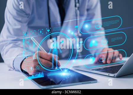 médecin utilisant la technologie de télémédecine soins de santé sur l'analyse de comprimés données de santé. Technologie numérique innovante de diagnostic médical et IA. smart hospit Banque D'Images
