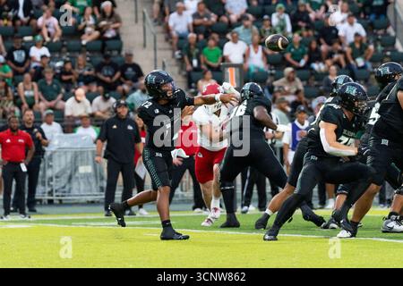 Hawai'i QB Micah Alejado libère la passe profonde pendant l'action vS Fresno State. Banque D'Images